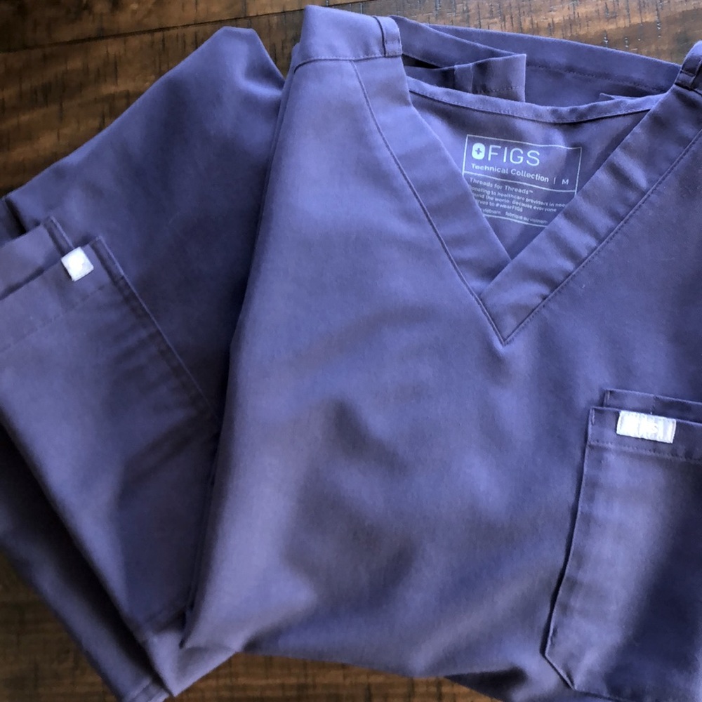 Men’s FIGS scrub set in Purple Shadow. Size Medium. Leon top and Axim bottoms.